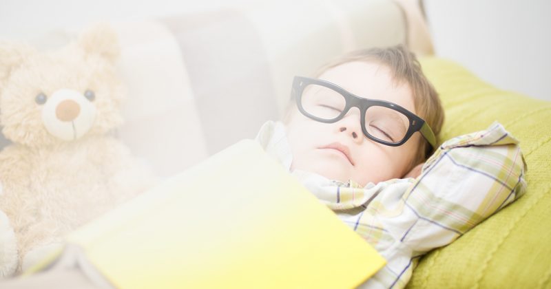 Kind mit Brille schläft